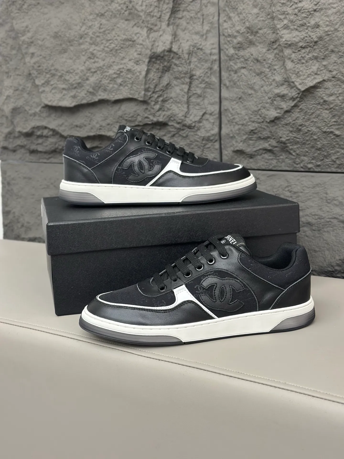 💰740 Chanel, 2024 spring new style / ♞size; 38~45 (38 45 customized) Men's Chanel sneakers, January's style premium is super serious, basically you can't buy it. The counter sister received this color and it happened to be in my men's size. I really didn't like it at first, but after I put it on, I found it to be very versatile. The same design of the diamond surface of the classic CF flap bag is very recognizable, and the double C The logo is not too high-profile. I love it. I recommend this one and you must try it on. You can’t tell how handsome it is by looking at the pictures.